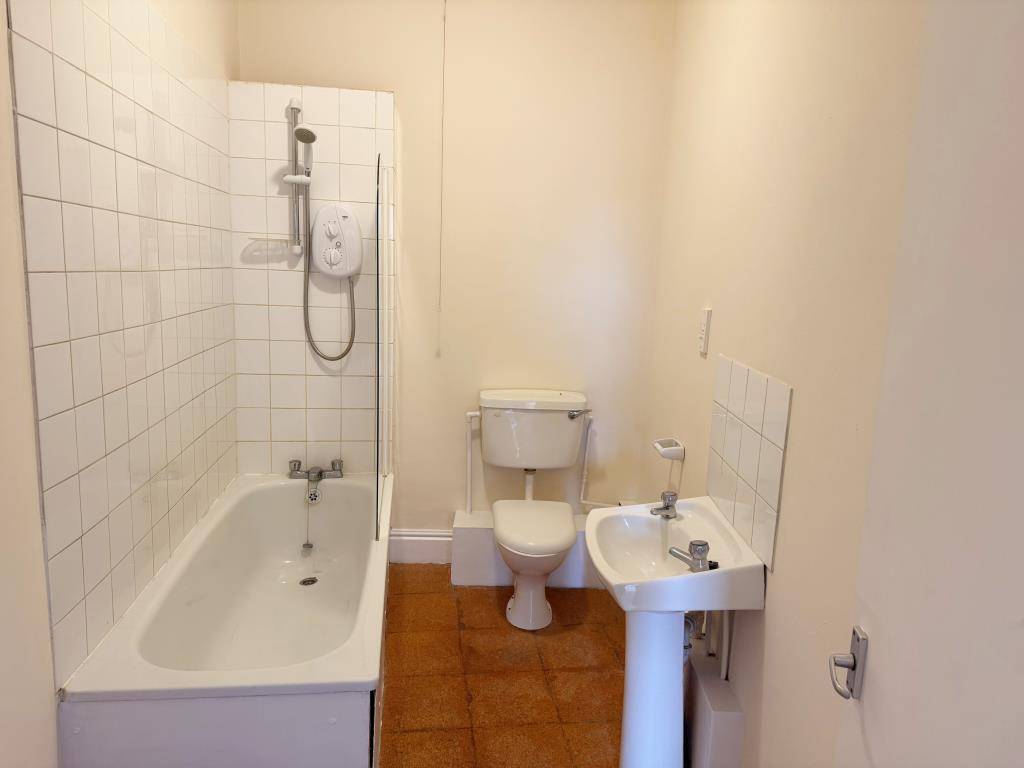 Lot: 160 - TOWN CENTRE FLAT FOR INVESTMENT OR OCCUPATION - The Bathroom